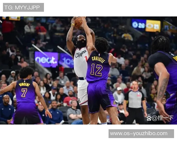 勇士与快船激战正酣24日直播精彩对决不容错过